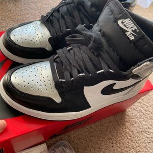 Wmns Air Jordan 1 Retro High OG 'Silver Toe'